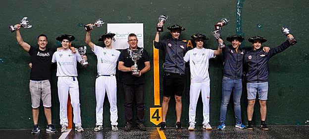 Orain dela bi aste lortutako txapelaz gain, Euskal Herrikoa ere nahi dute oiartzuarrek. 