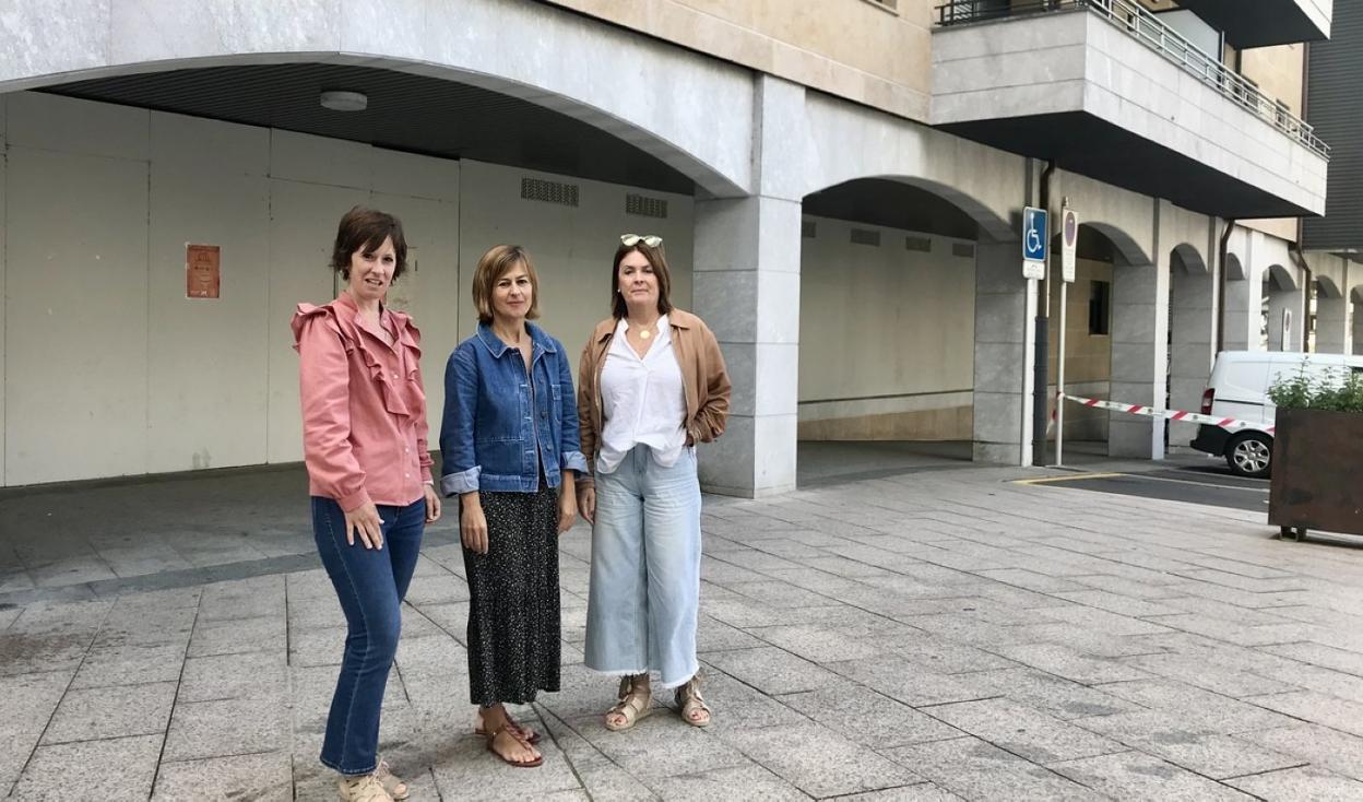 Nagore Alkorta con Leire Goenaga, responsable de Servicios Sociales, y la técnica Edurne Zubia. 