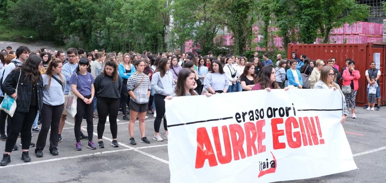 Concentración que se llevó a cabo ayer en la zona de txosnas.