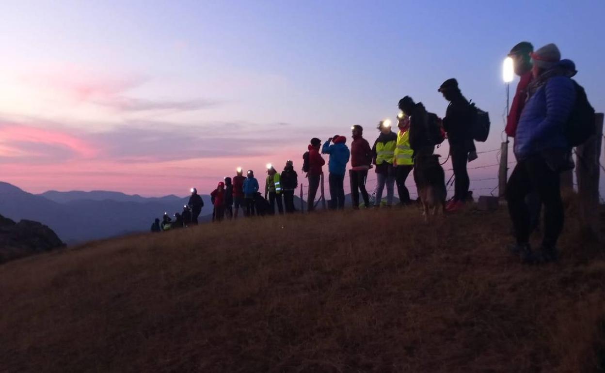 Uno de los actos de Gure Esku en una cumbre del Pirineo, el pasado sábado. 