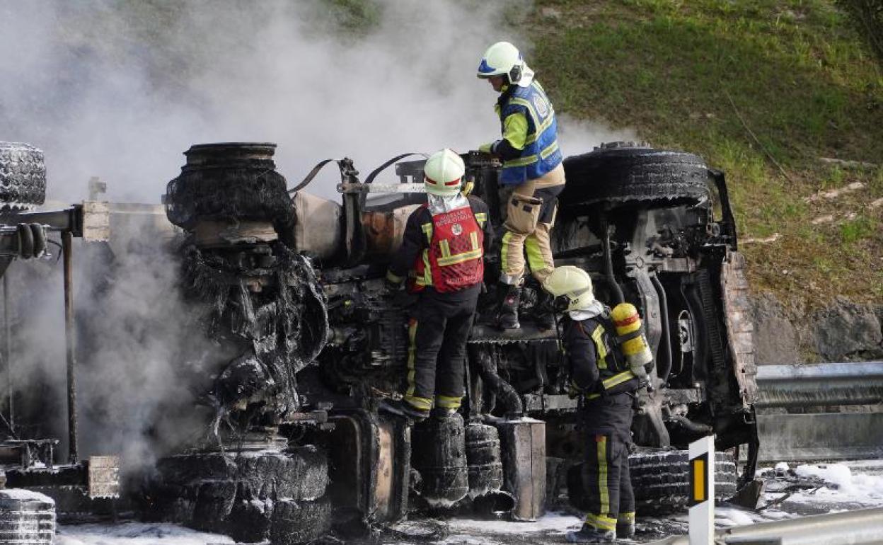 El camión que conducía el vecino de Orio fallecido volcó en las inmediaciones del peaje y se incendió