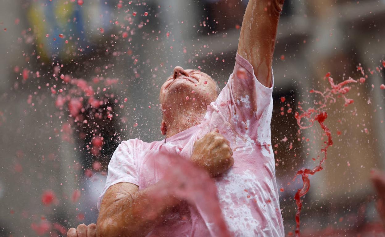 El día ha amanecido gris y lluvioso en Pamplona. 