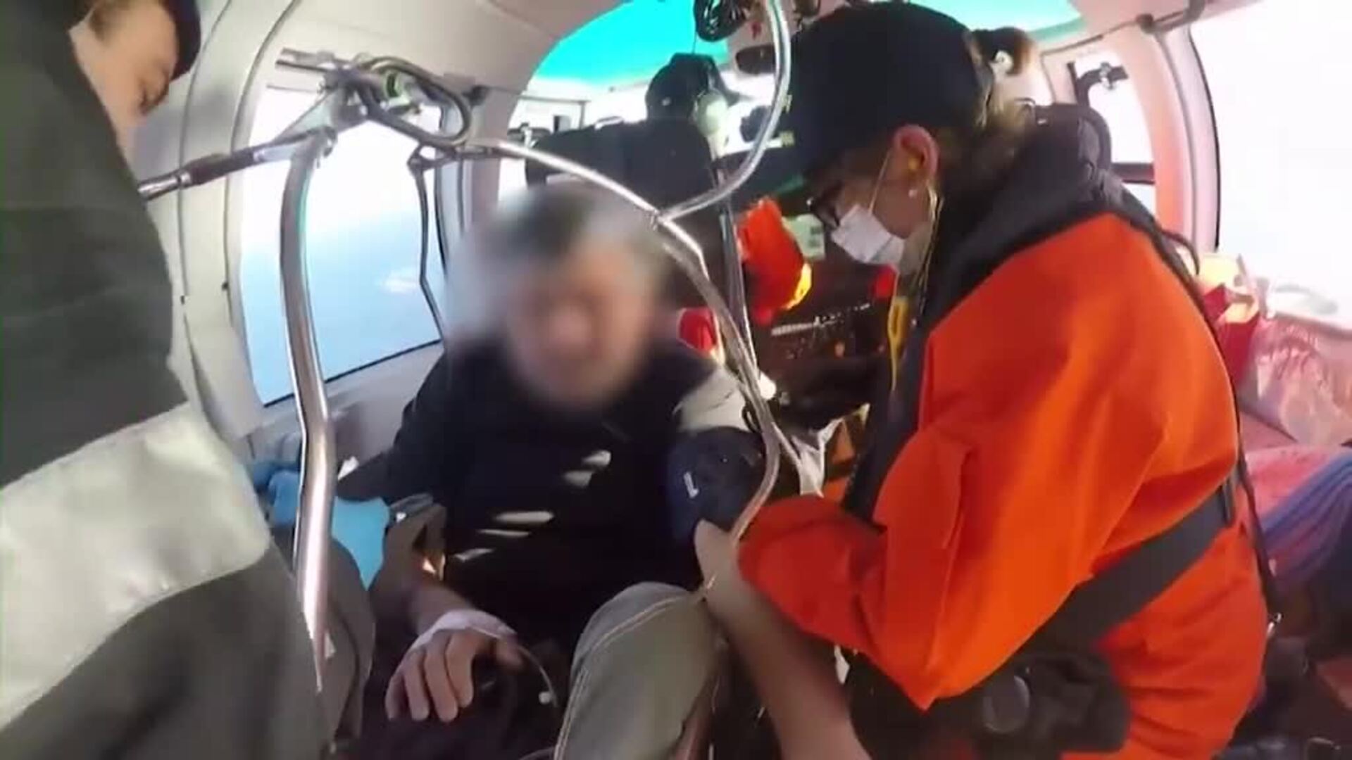 Complicado rescate del tripulante de un pesquero en aguas del Atlántico sur en Argentina