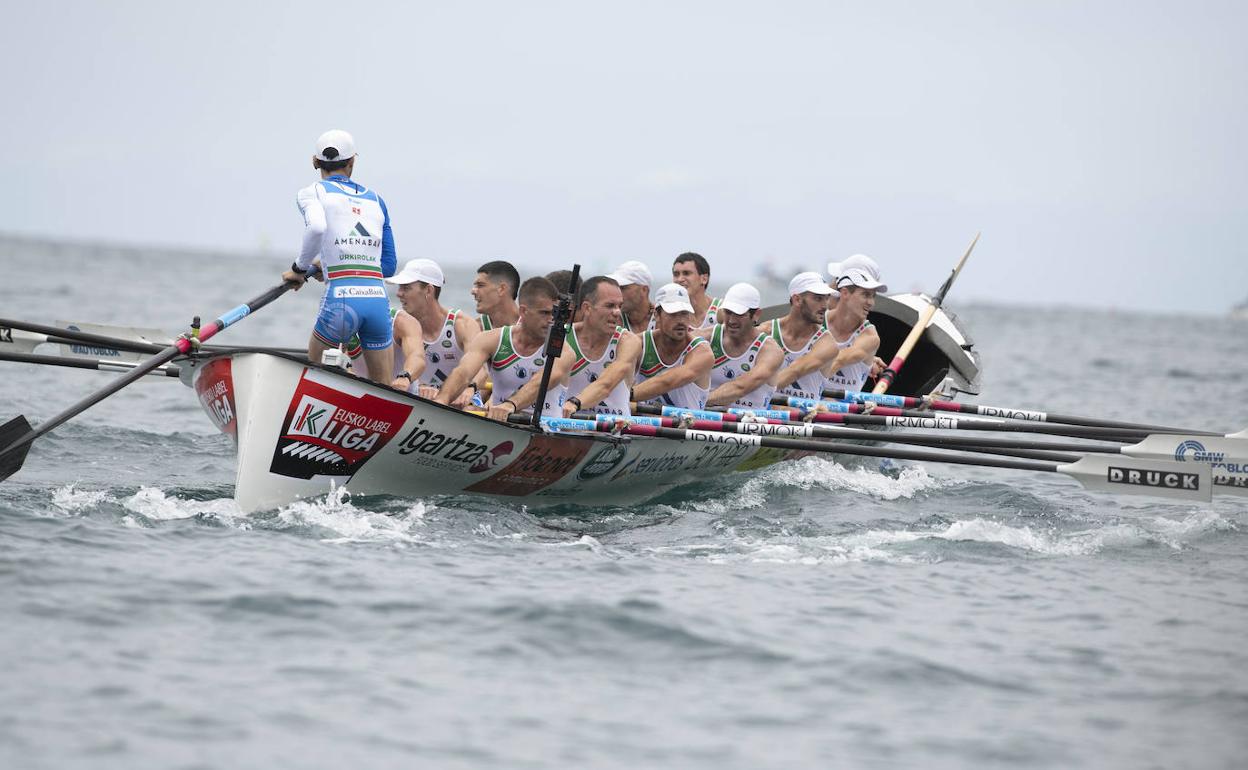 Los remeros de la Torekua IIen un momento de la regata del domingo disputada en la bahía de La Concha. 