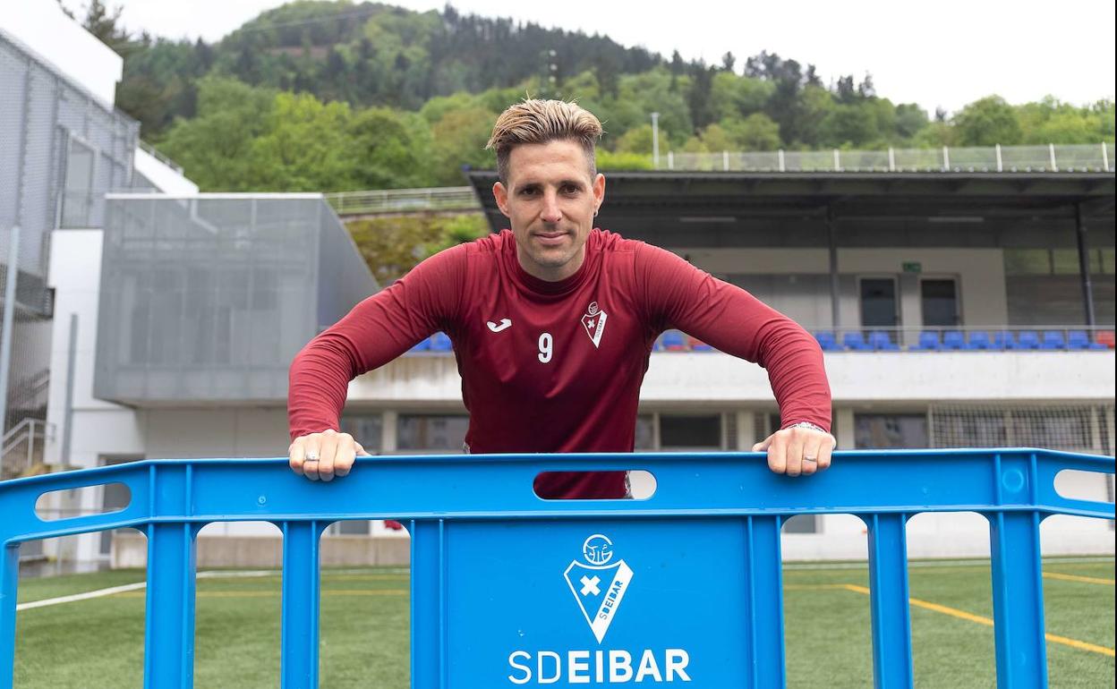 Fran Sol pone rumbo al Málaga tras su paso por el Eibar. 