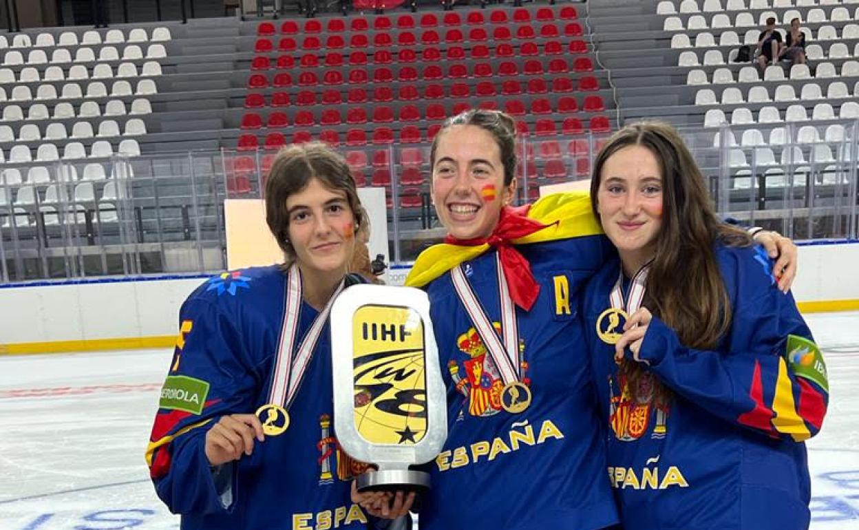 Las tres jugadoras del Txuri, con la medalla de oro.