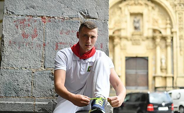 Julen Iraola posa inmaculado en Gudarien plaza de Hernani. 