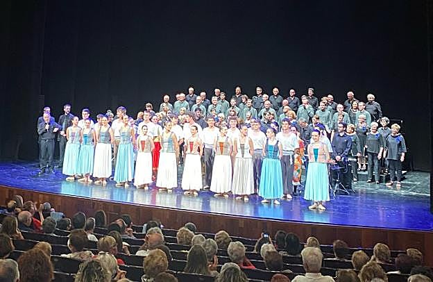 El coro de Astigarraga durante su última actuación en el teatro Victoria Eugenia de Donostia. 