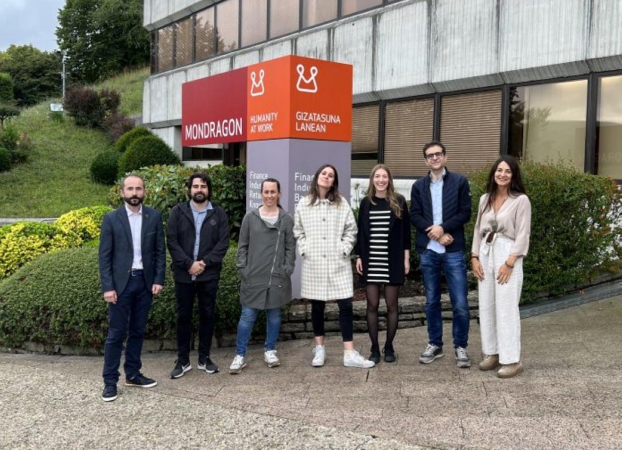 Premiados y jurado posan en el acto de entrega de premios que se ha realizado en la sede de Mondragon. 