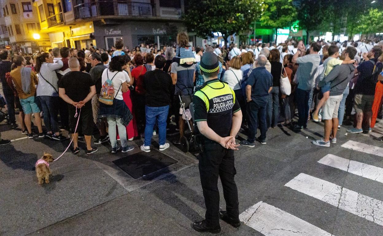 Un agente de la Policía Local realiza labores de vigilancia durante la noche del 24 de junio. 