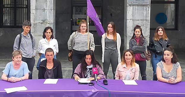El Ayuntamiento y los grupos feministas Lurgatz y Akain presentaron el protocolo. 