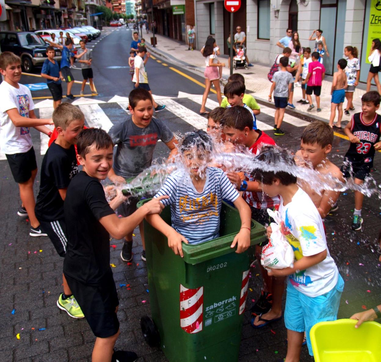 Será el primer acto con fuego amigo incluido y chapuzón garantizado.
