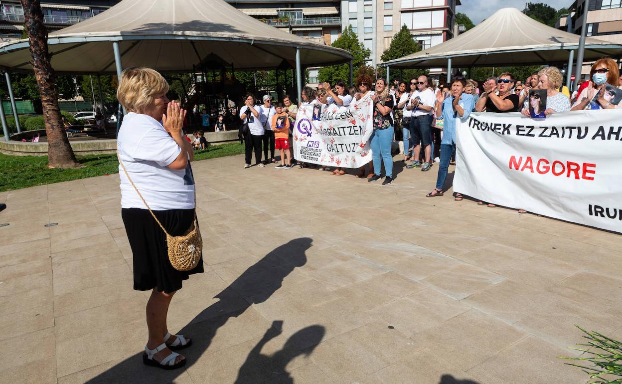 Asun Casasola en la concentración en recuerdo a su hija Nagore Laffage en Irun.