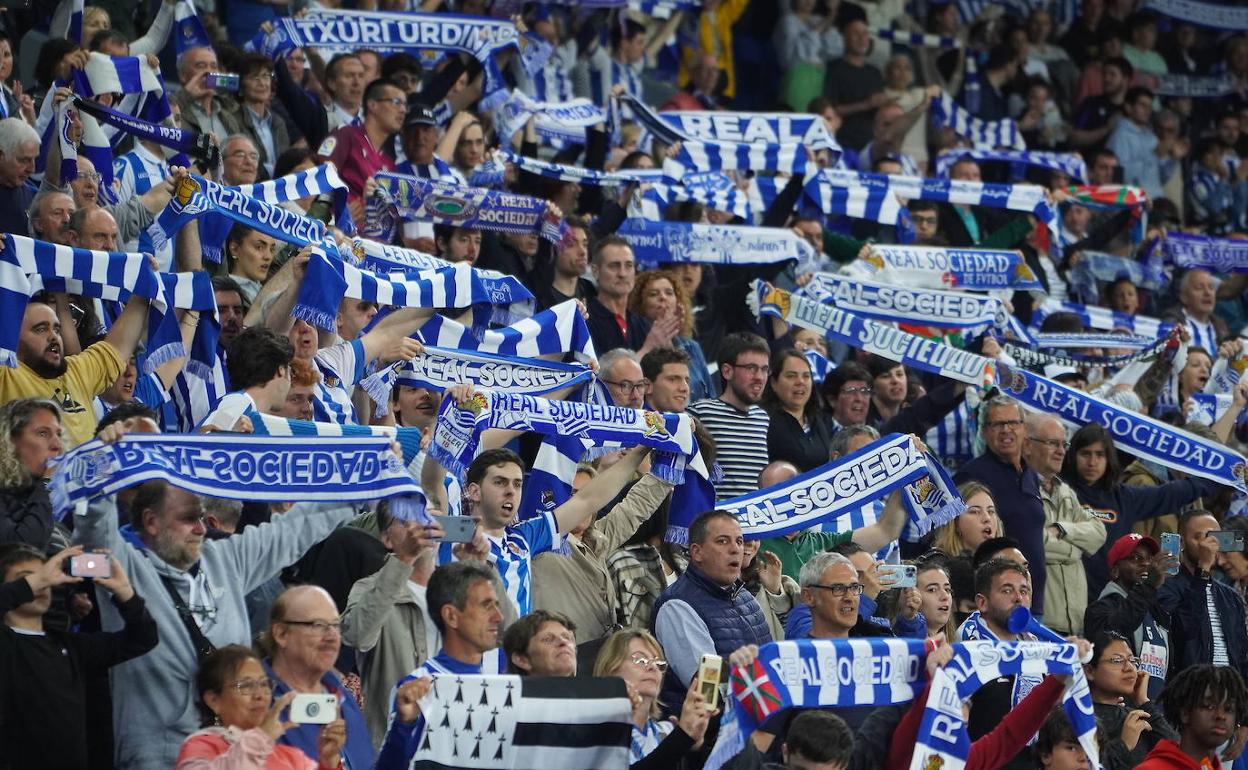 Público en las gradas de Anoeta.