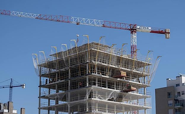 Competencia multa con 200 millones a seis grandes constructoras por pactar contratos