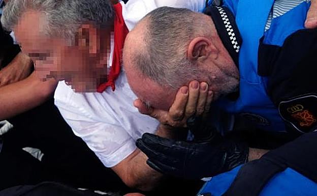 Uno de los policías localesherido.