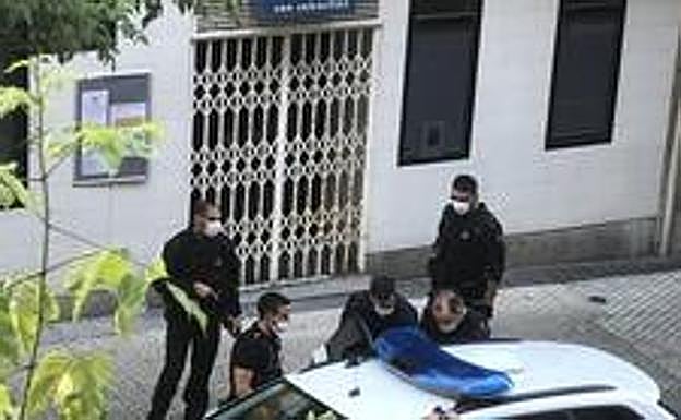 Imagen principal - Crimen de Murchante: Un año de la fuga quemantuvo en vilo a Gipuzkoa