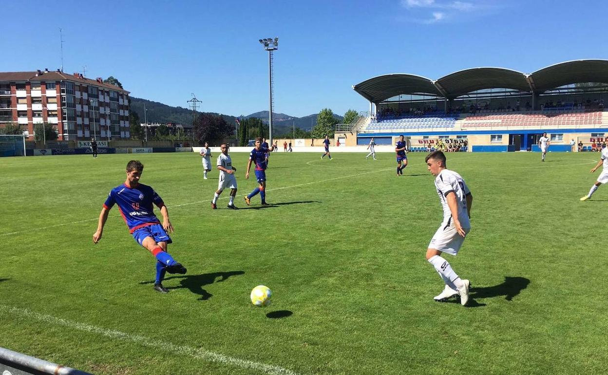 Iñaki REcio disputando un partido con el Real Unión. 