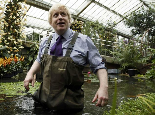 Johnson, plantando lirios en el Real Jardín Botánico de Kew