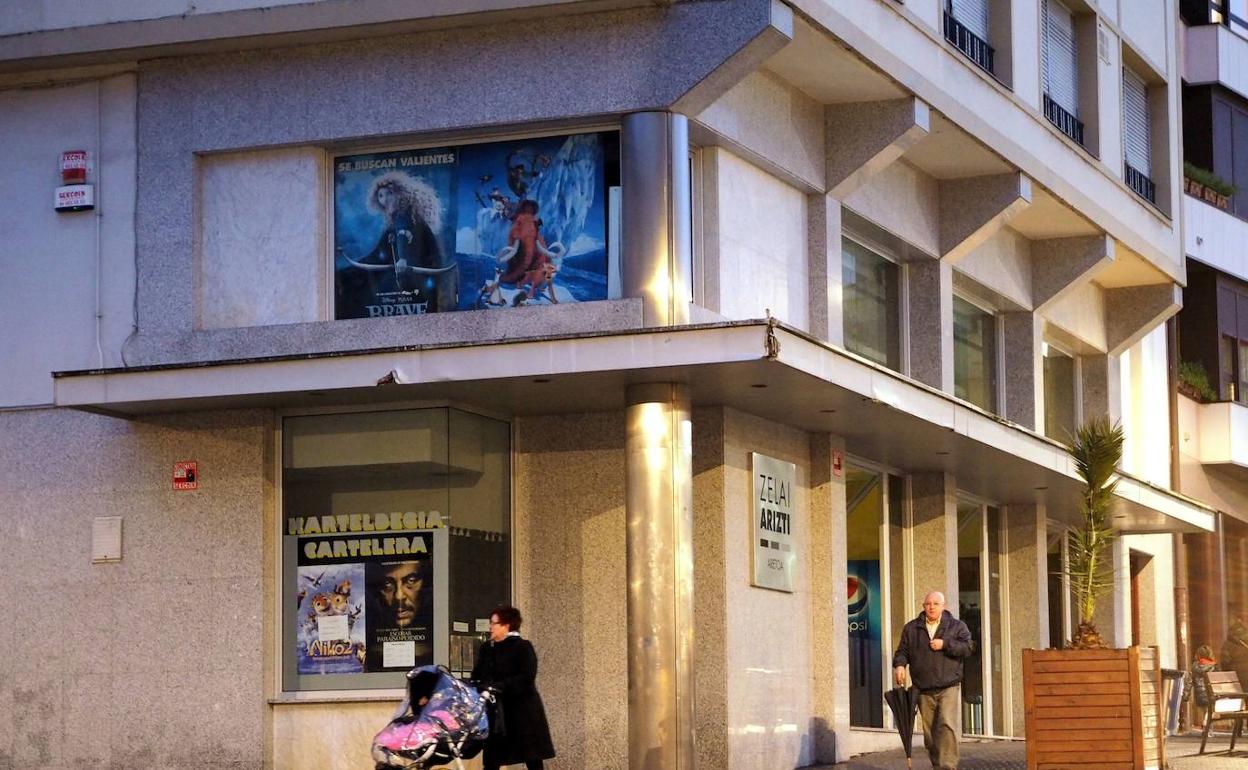 Exterior del cine Zelai Arizti, Zumarraga
