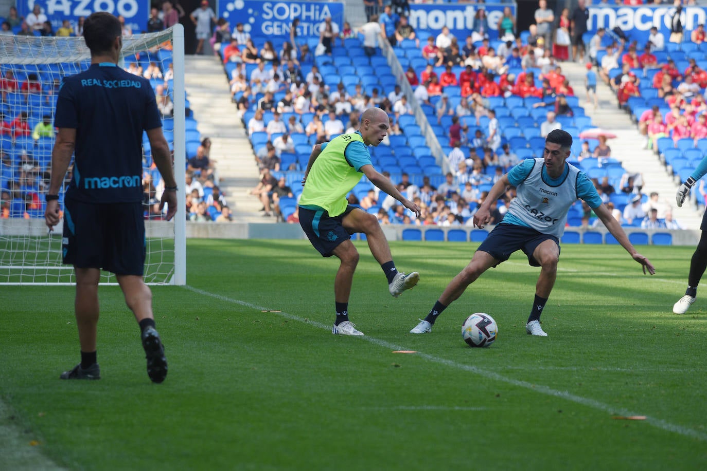 Fotos: Así ha sido el primer entrenamiento de La Real Sociedad en el Reale Arena