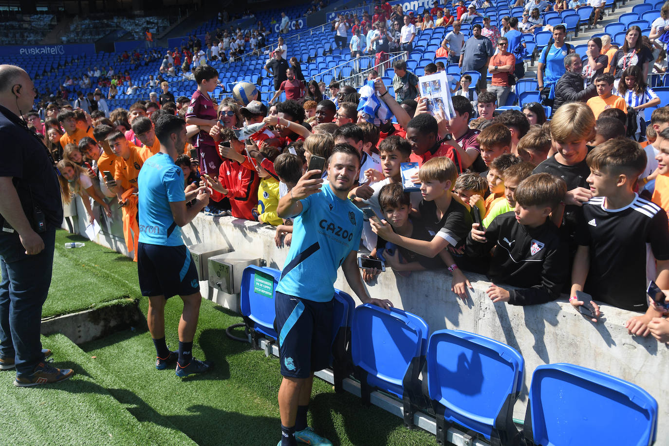 Fotos: Así ha sido el primer entrenamiento de La Real Sociedad en el Reale Arena