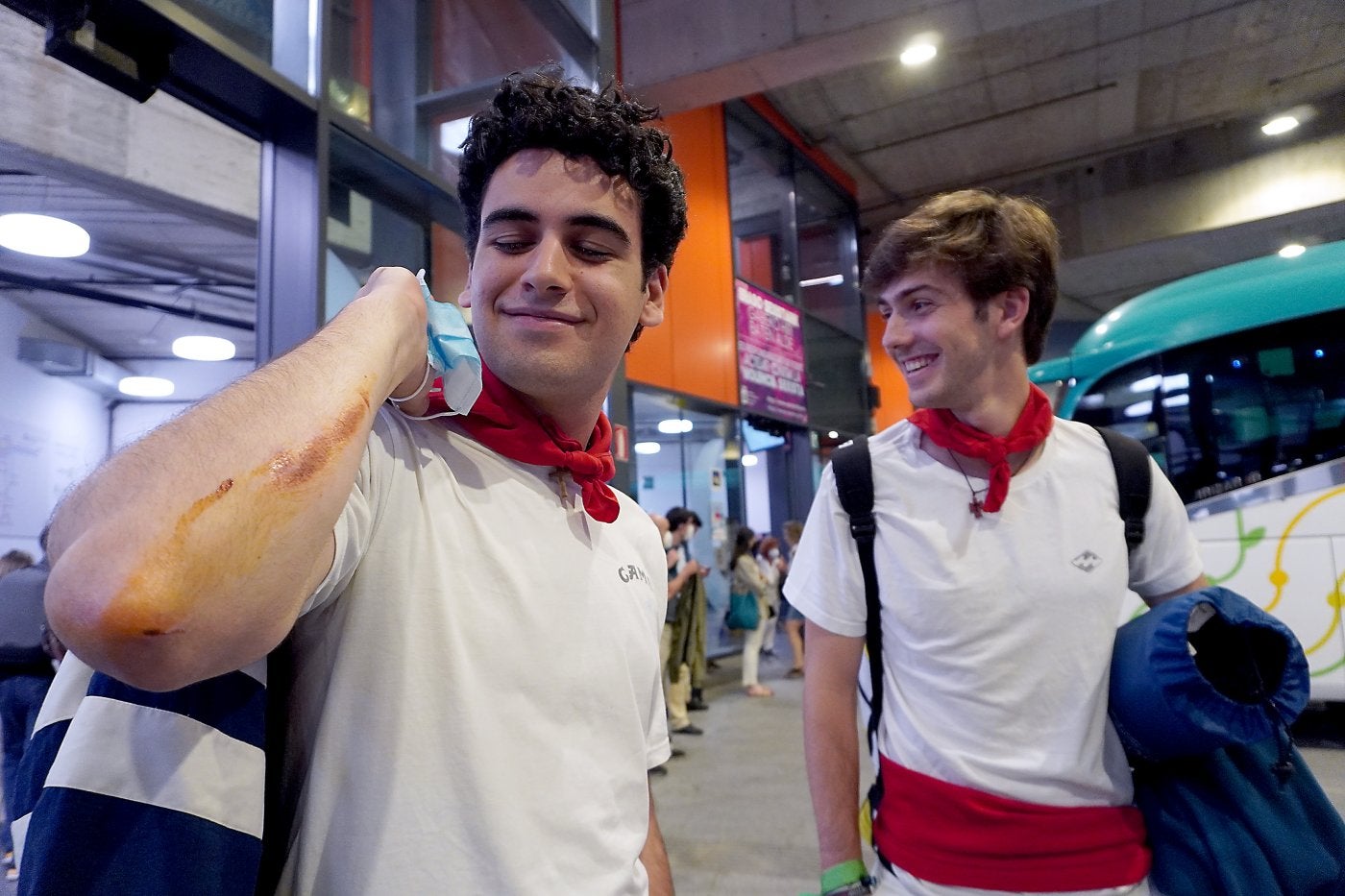 Antonio muestra la herida que se hizo al caerse en el encierro. 