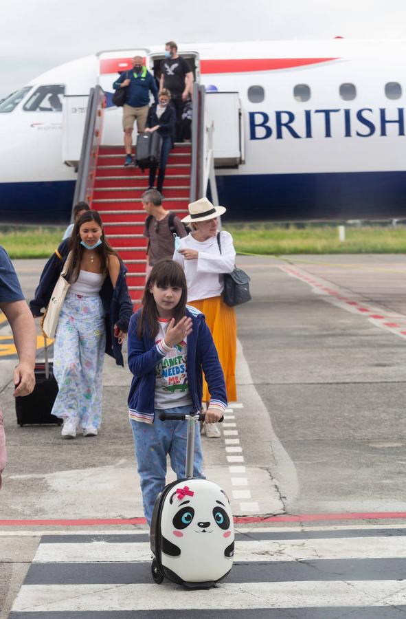 El primer vuelo de la aerolínea British Airaways ha llegado este viernes a Hondarribia.