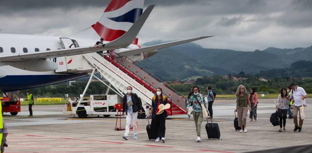 El primer vuelo de la aerolínea British Airaways ha llegado este viernes a Hondarribia.