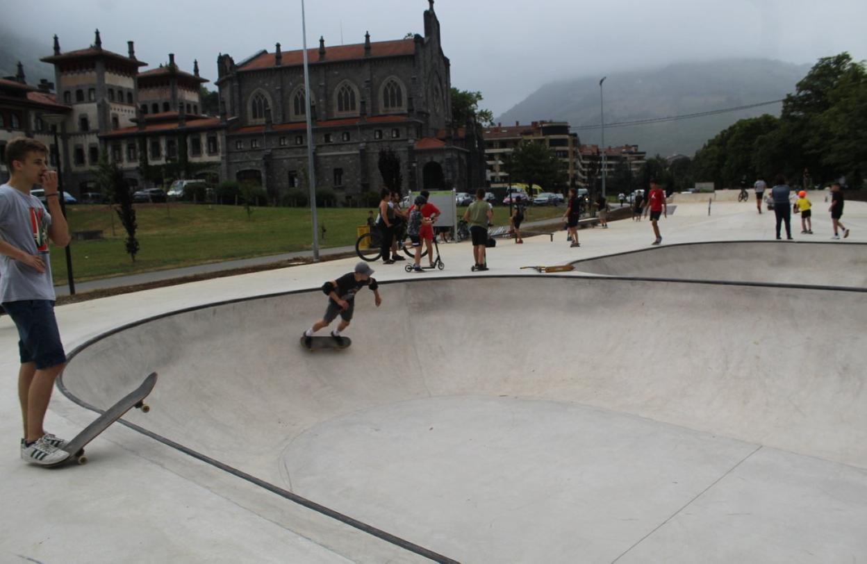 El skate-park se ha convertido en punto de encuentro para los aficionados durante estos últimos días. 