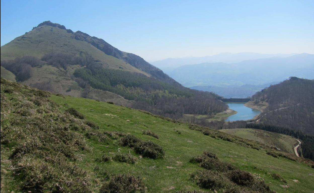Las vistas desde el cordal de Ekaitza, hacia Mendaur y suembalse a sus pies, son preciosas