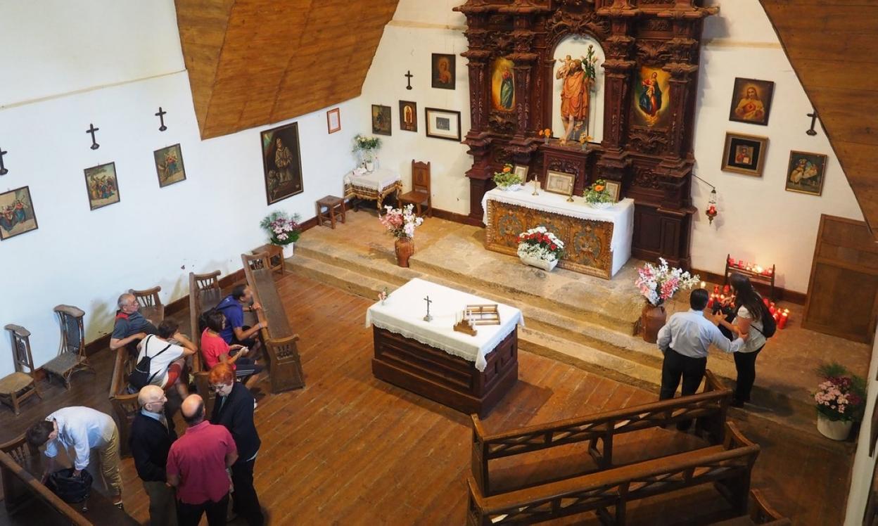 El frontal del altar que decora el retablo del santo está realizado con la técnica del guadamecí.