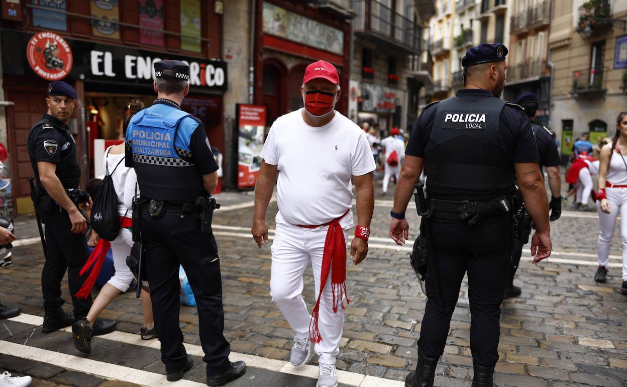 Festazale musukodun bat bi poliziaren artetik pasatzen, sanferminetan. 