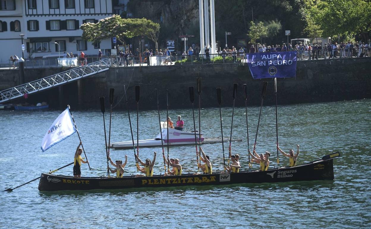La Plentzitarra de Arkote celebra su victoria en Pasaia tras superar en la contrarreloj a San Juan por apenas un segundo. 