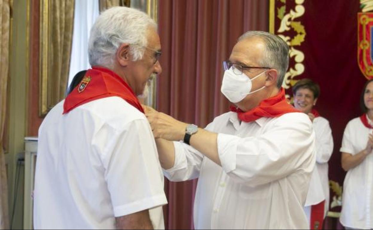 Enrique Maya, con Javier Solano, este sábado en el Ayuntamiento