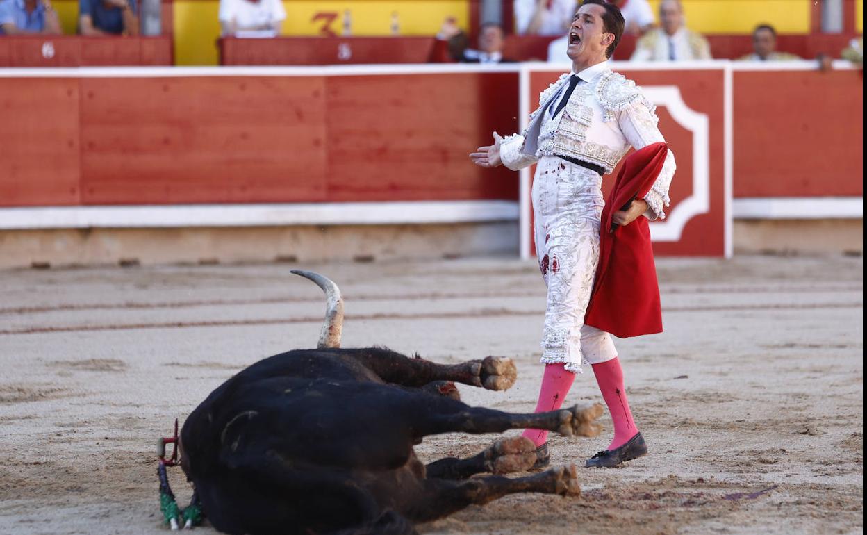 El diestro Daniel Luque durante la lidia al primer toro de la tarde.