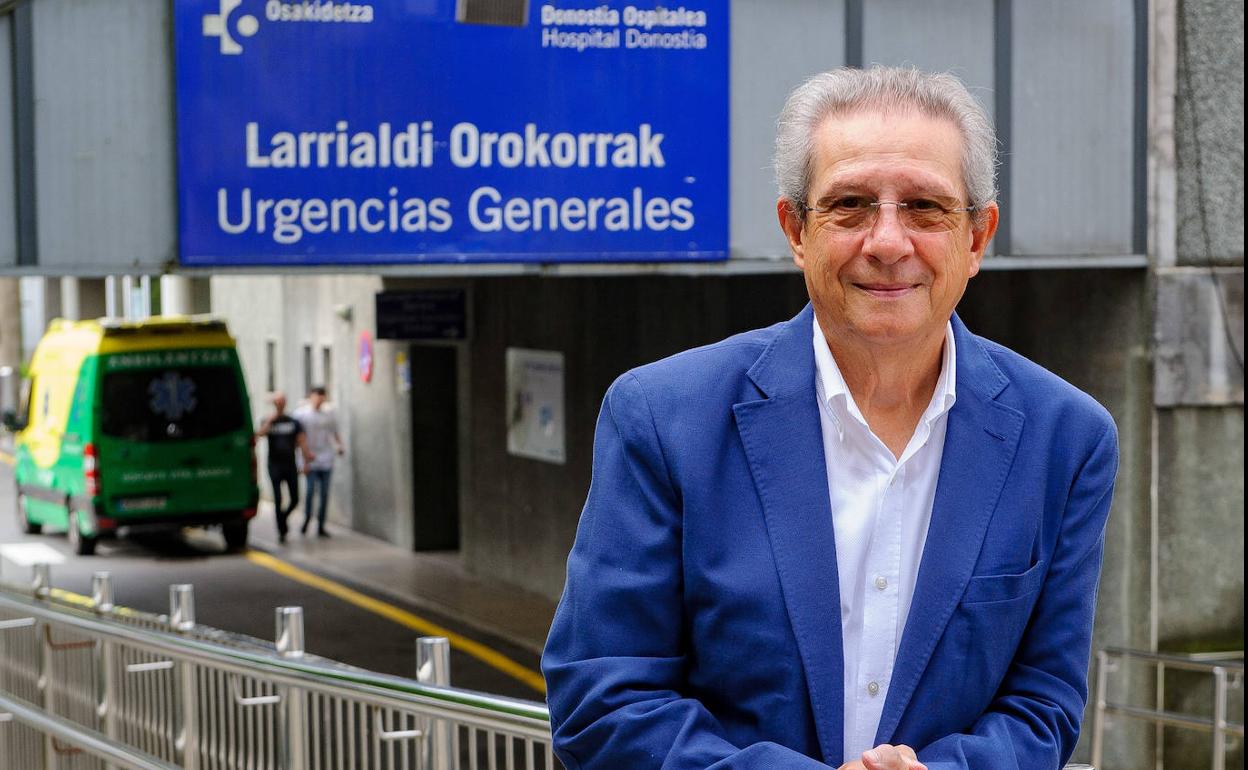 El doctor Patxi González Urra, frente a las urgencias del Hospital Donostia