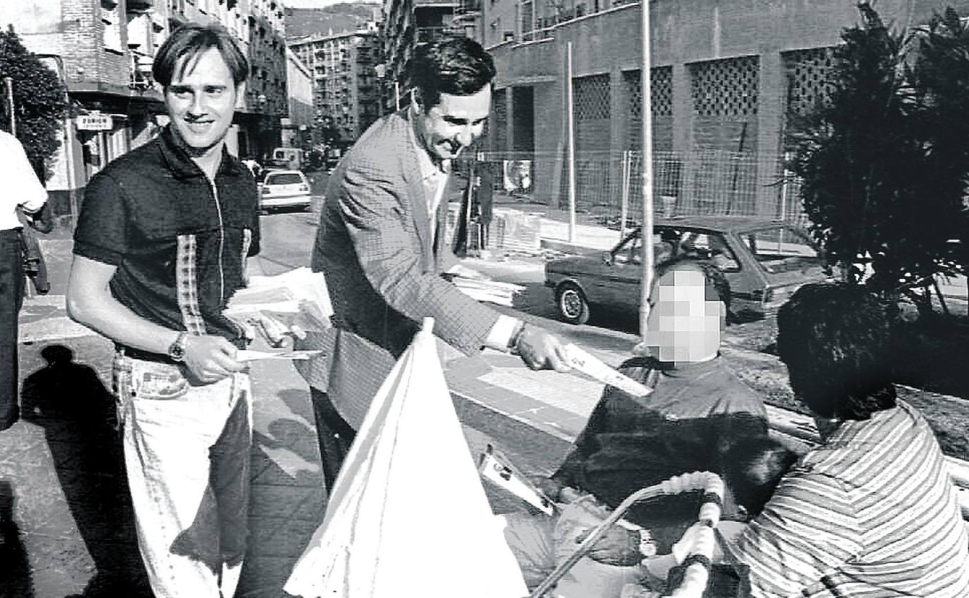 Miguel Ángel Blanco repartiendo propaganda electoral en la campaña de 1995 en la que fue elegido concejal de Ermua