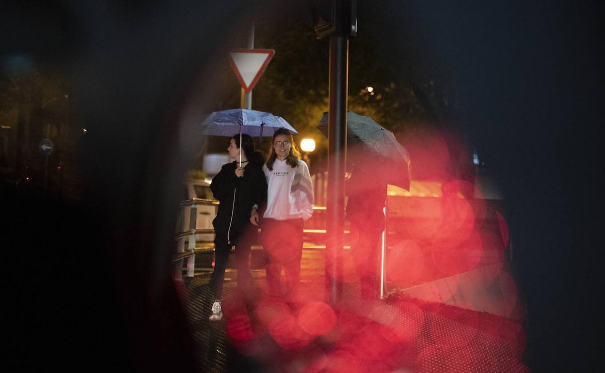 Dos chicas vuelven a casa tras una noche de fiesta.
