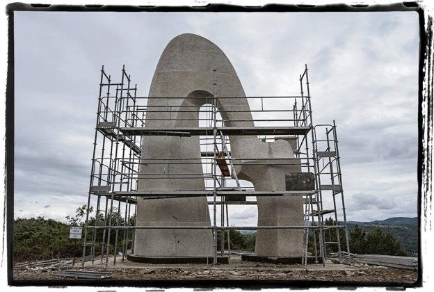 Monumento en memoria de Miguel Ángel en faramontaos (Ourense), en construccioón. 