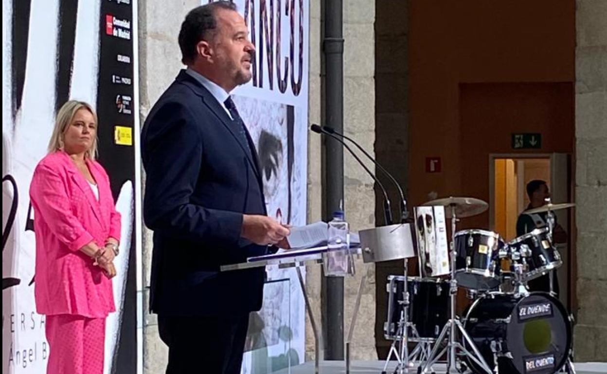Marimar Blanco escucha el discurso de Carlos Iturgaiz en el acto de entrega del premio. En el escenario la batería que utilizó el concejal del PP asesinado hace 25 años por ETA. 