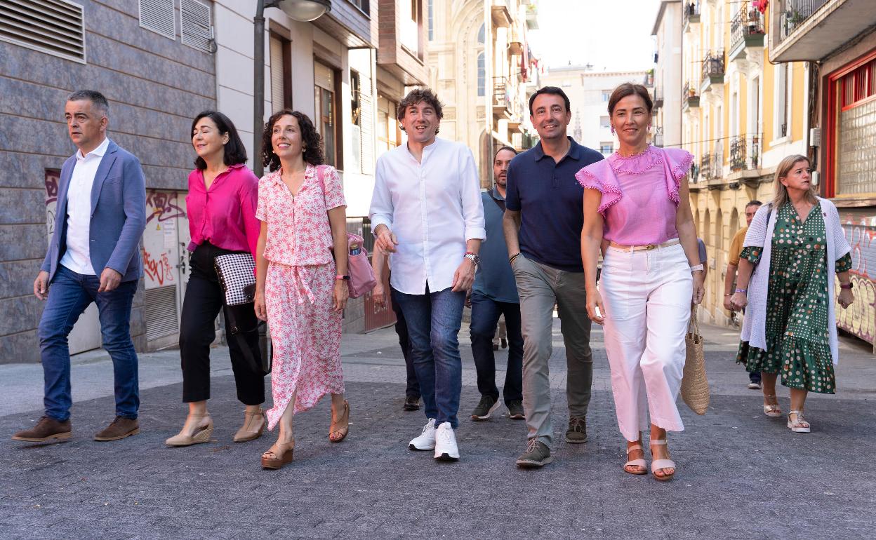 Eneko Andueza, junto a dirigentes del PSE-EE, esta mañana en Bilbao.