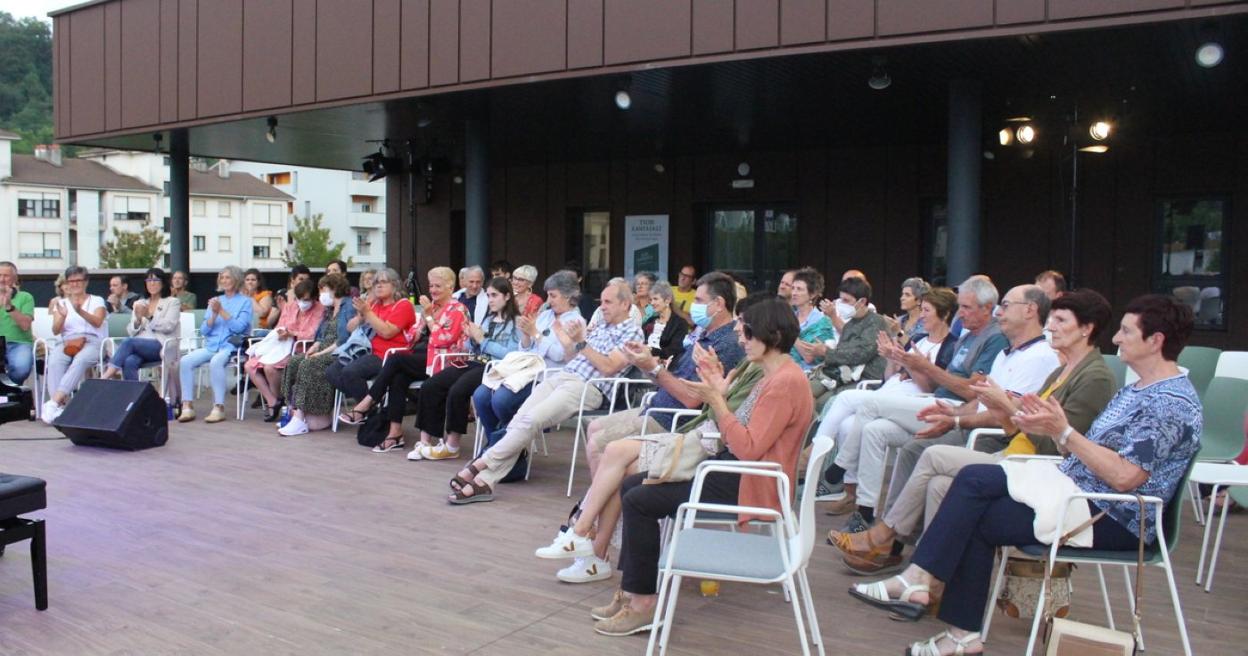 El público asistente disfrutó del concierto-recital en la terraza de Erribera. 
