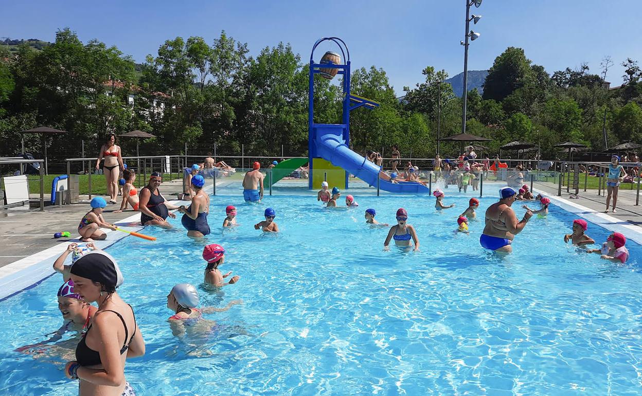 Niños y mayores se refrescan en las piscinas de Tolosa