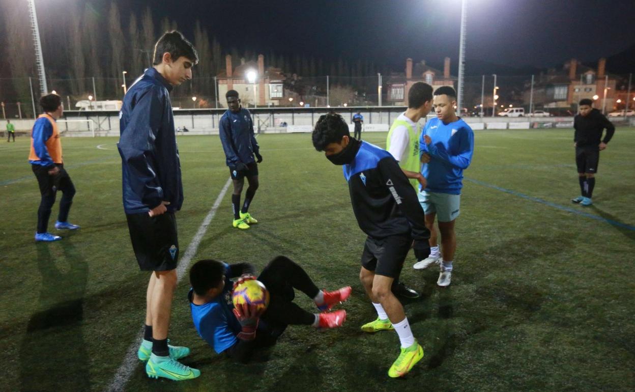 Jugadores del Dunboa calientan en un entrenamiento. 