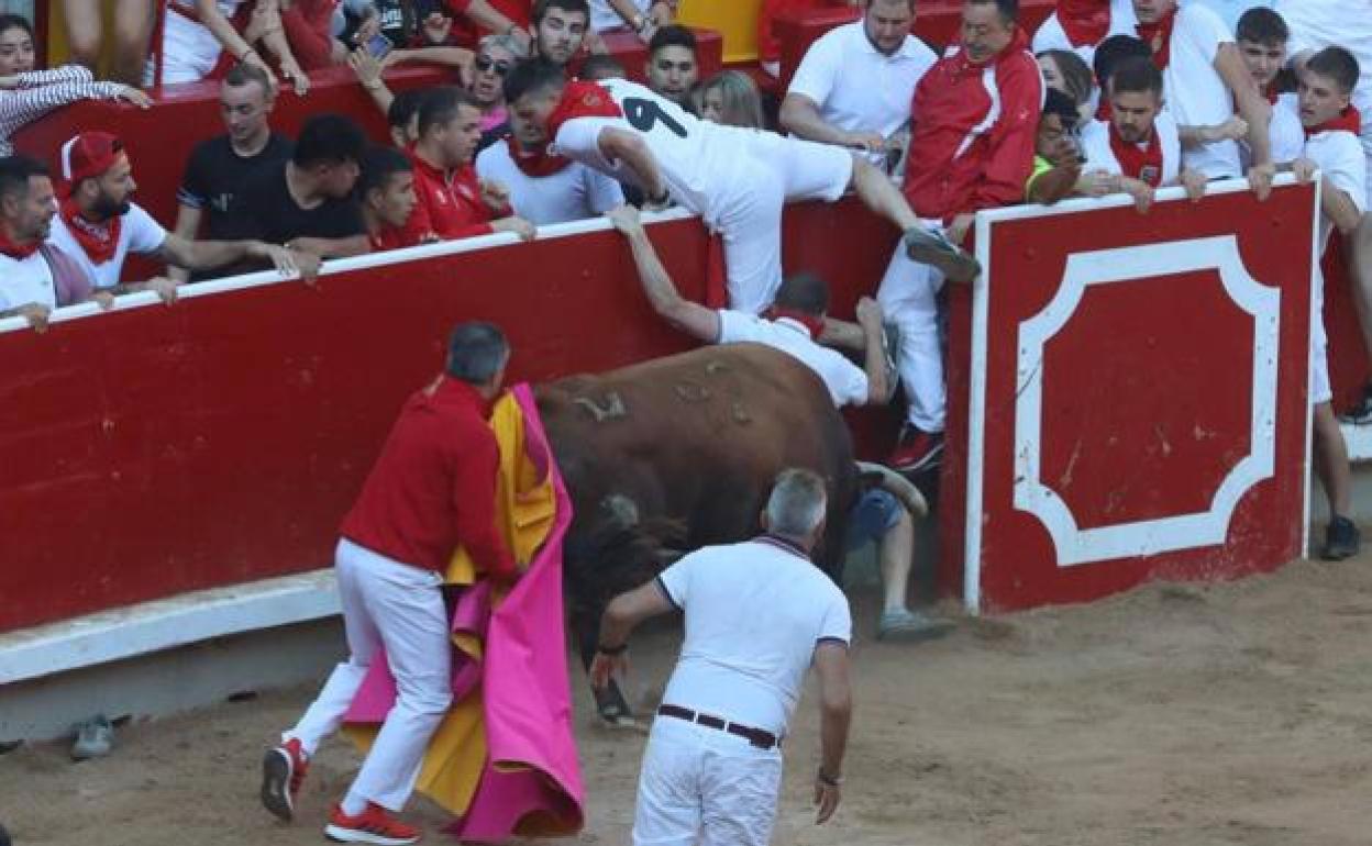 Momento de la cogida al donostiarra en el encierro del lunes en la plaza de toros de Pamplona. 