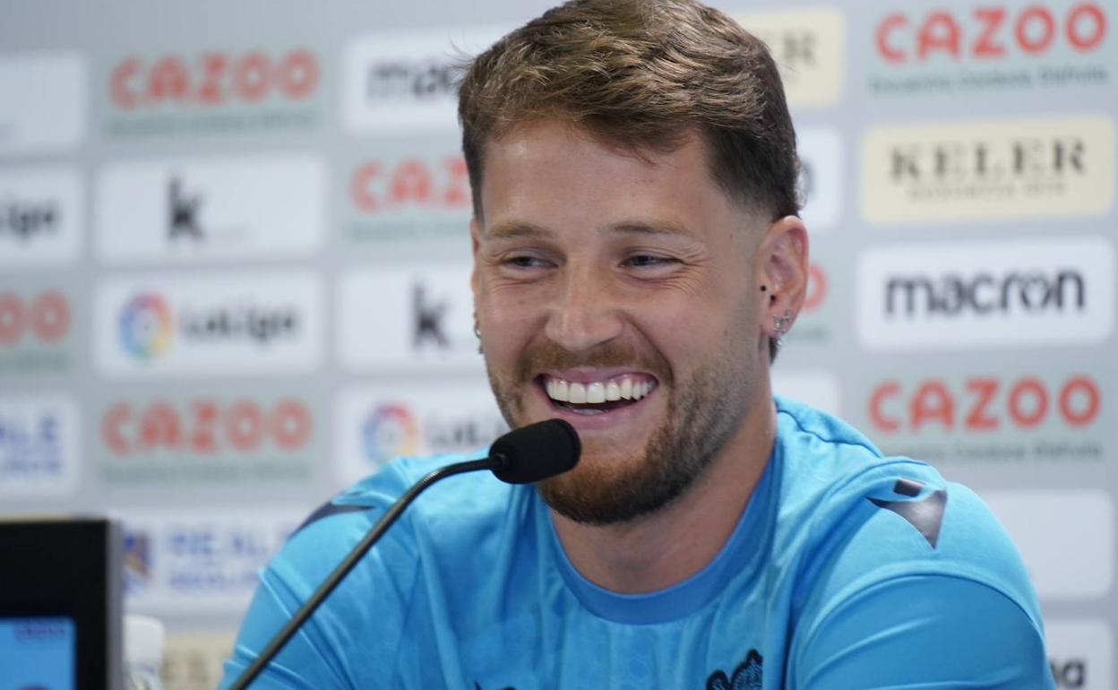 El portero de Cascante, Álex Remiro, muy sonriente en la rueda de prensa. 