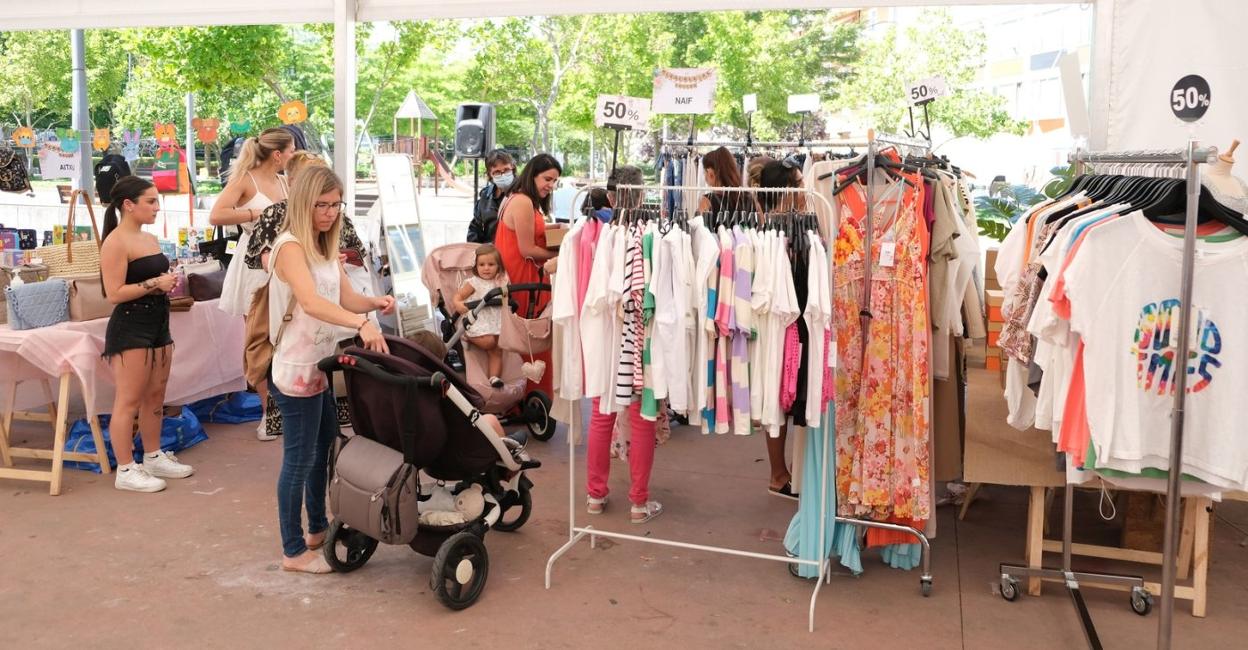 Una docena de establecimientos instalaron ayer sus puestos en la carpa del Zelai Arizti en el marco de Merkealdiak Kalera.