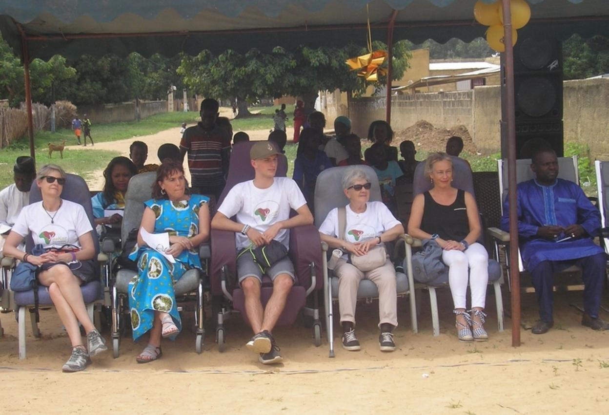 Los atxabaltarras en un momento del acto de inauguración de la maternidad; en la imagen de la derecha, una visita al colegio de Mbam. 