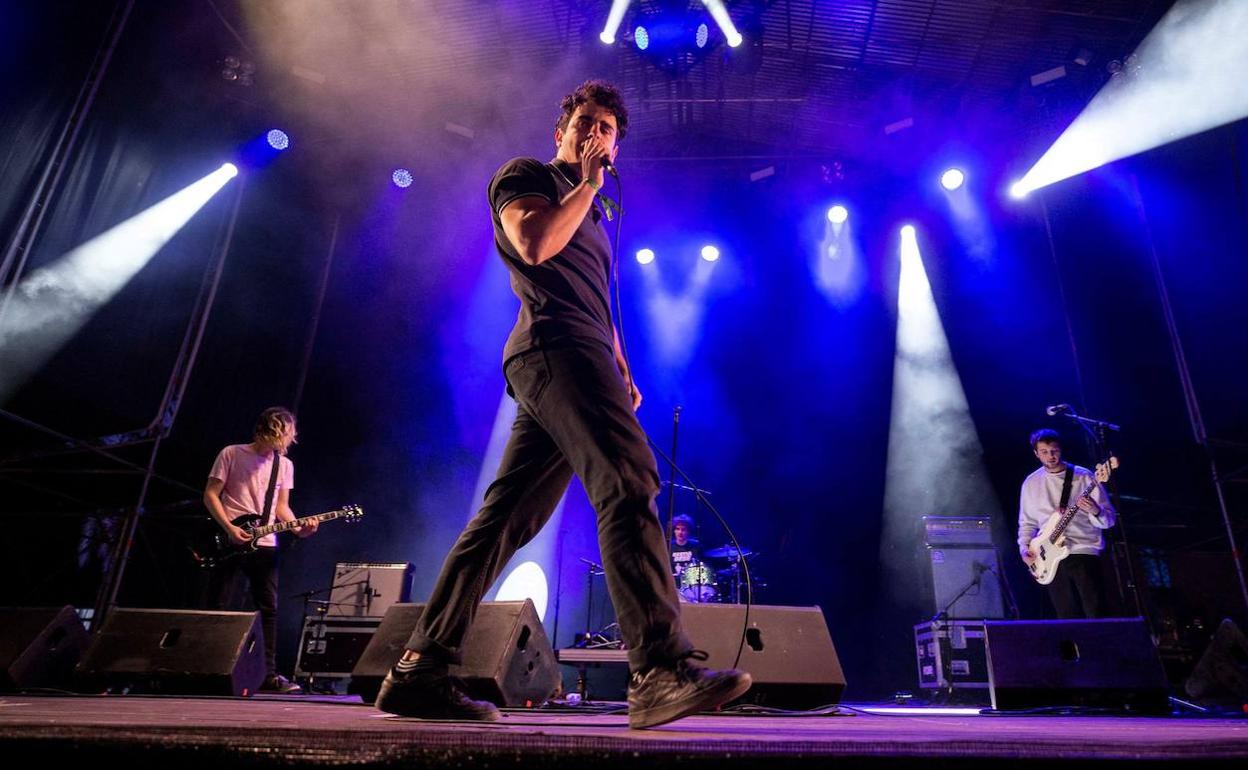 El cantante Diego Ibánez, de la banda madrileña Carolina Durante, durante una actuación